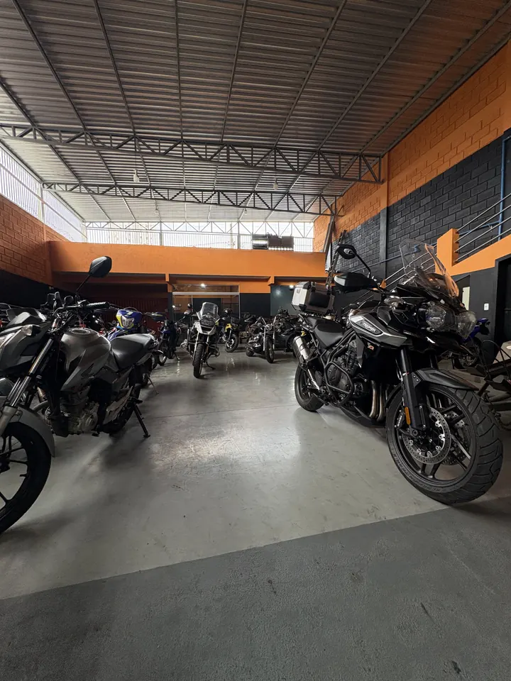 Motocicleta na oficina MM Motos