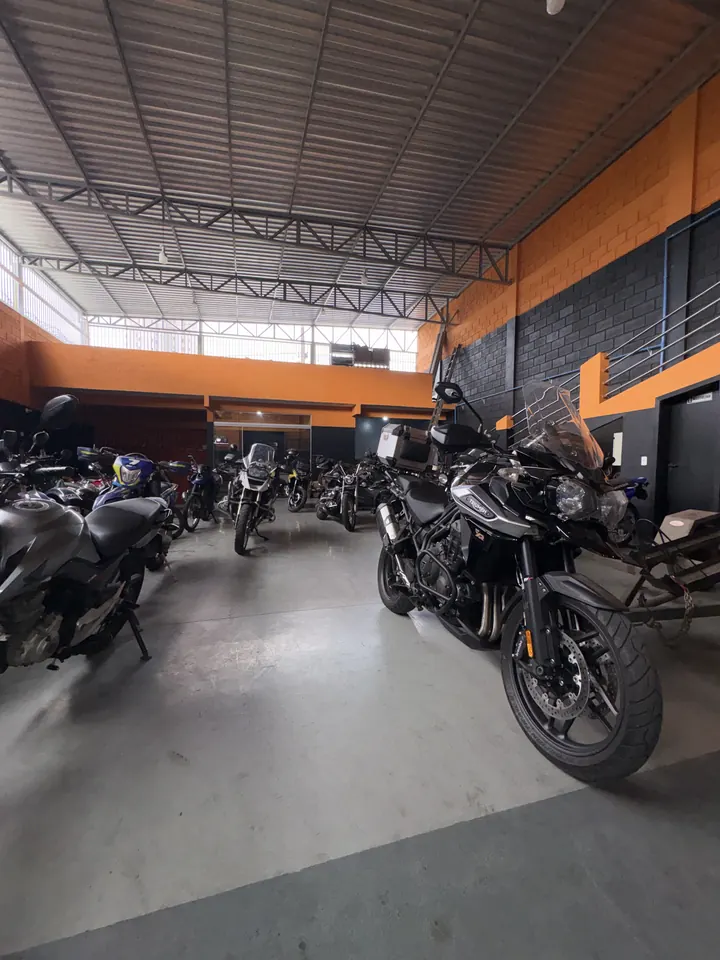 Motocicleta na oficina MM Motos